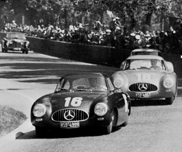 Preis von Bern, 17. bis 18. Mai 1952, Dreifachsieg für Mercedes-Benz. Typ 300 SL Rennsportwagen (W 194, 1952). Rudolf Caracciola (Startnummer 16) führte vom Start weg, musste dann aber Karl Kling (Startnummer 18) weichen.